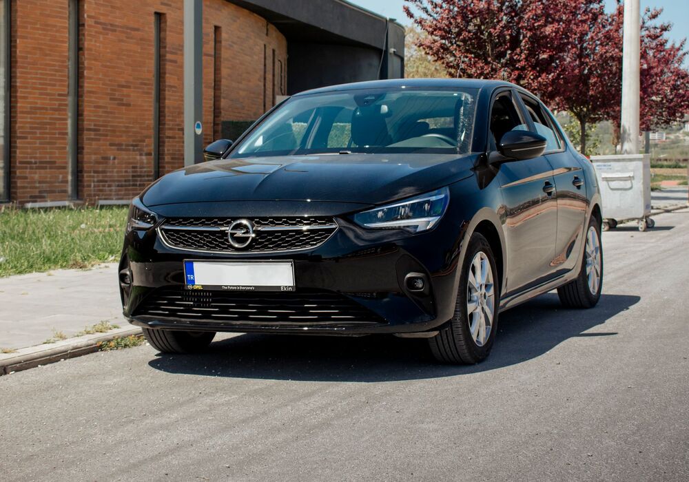 Zwarte Opel Corsa