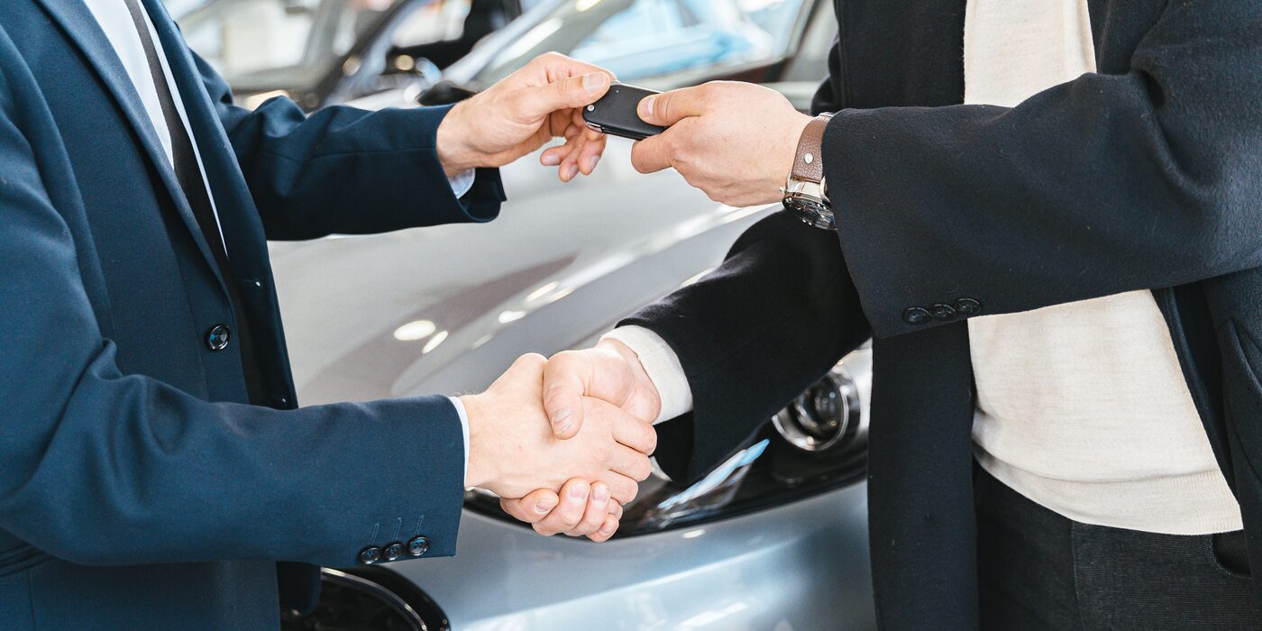 Autosleutels worden overhandigd